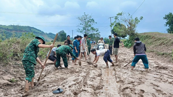 Đồn Biên phòng Ba Nang phối hợp với người dân dọn dẹp bùn đất tại các điểm sạt lở.