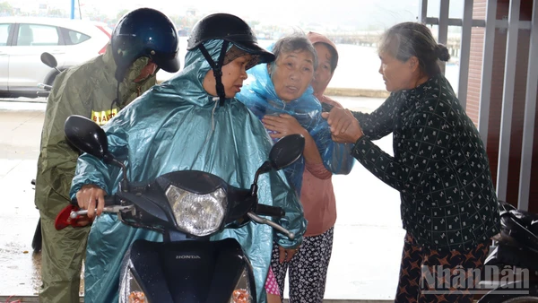 Lực lượng chức năng tỉnh Quảng Ngãi đưa người già yếu, đau ốm sơ tán tránh trú bão số 13.