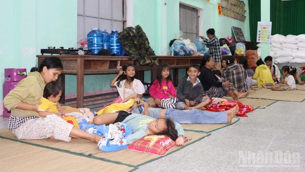 Sáng 6/11, người dân ven biển thôn Thạnh Đức 2 có nhà ở không kiên cố được chính quyền phường Sa Huỳnh, tỉnh Quảng Ngãi sơ tán đến ở tạm Nhà văn hóa tổ dân phố để tránh bão số 13.