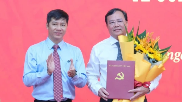 Ủy viên Trung ương Đảng, Phó Trưởng Ban Tổ chức Trung ương Nguyễn Thành Tâm trao Quyết định điều động, chỉ định tham gia Ban Chấp hành, Ban Thường vụ và giữ chức Phó Bí thư Tỉnh ủy Tây Ninh nhiệm kỳ 2025-2030, giới thiệu bầu Chủ tịch Ủy ban nhân dân tỉnh Tây Ninh.