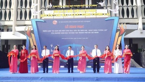 Nghi thức khai mạc Triển lãm với chủ đề “50 năm đổi mới giáo dục: Dấu ấn thời đại-Khát vọng tương lai”.