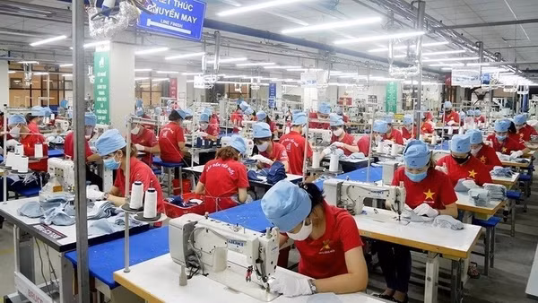 Sản xuất hàng dệt may xuất khẩu tại Tổng Công ty May 10. (Ảnh: QUỲNH CHI)