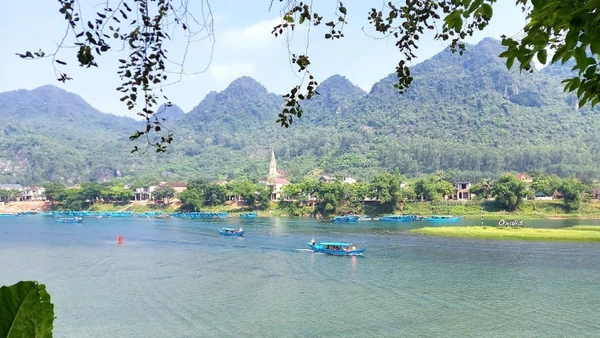 Thuyền đưa khách đi tham quan động Phong Nha.