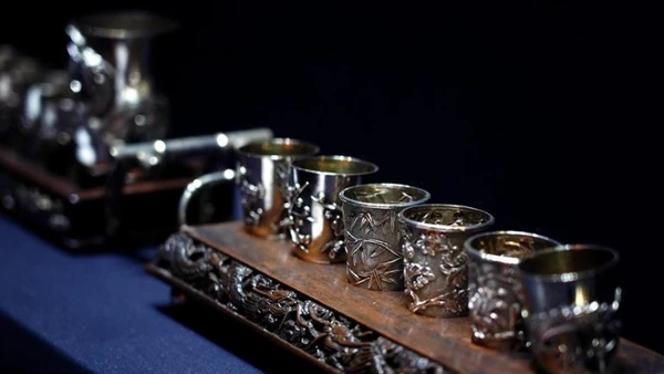 Bộ sưu tập đồ dùng pha trà bằng bạc do Trung Quốc sản xuất được trưng bày tại một triển lãm ở Bảo tàng Tây An (Trung Quốc) năm 2019. (Ảnh: Tân Hoa xã)