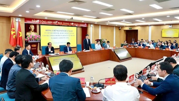 Quang cảnh buổi làm việc.