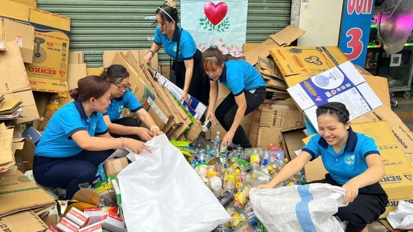 Hội viên phụ nữ cụm 10 phường Tân Thới Hiệp phân loại, thu gom phế liệu gây quỹ an sinh xã hội.