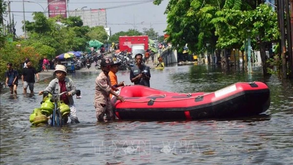 Cảnh ngập lụt sau những trận mưa lớn tại Semarang, Trung Java, Indonesia. (Ảnh: THX/TTXVN)