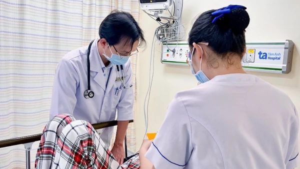 Bệnh nhân bị ngộ độc thực phẩm được bác sĩ Bệnh viện đa khoa Tâm Anh thăm khám sáng 7/11.