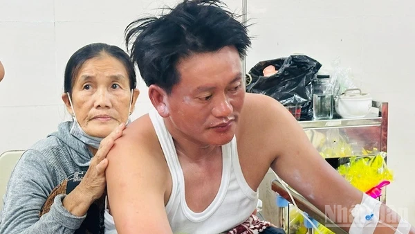 Anh Lê Văn Sanh sống sót kỳ diệu sau khi vượt bão và trôi trên biển nhiều giờ liền.