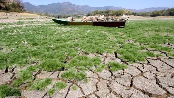 Một con thuyền mắc cạn trên lòng hồ tại huyện Wonogiri, tỉnh Trung Java (Indonesia) ngày 10/8/2023. (Ảnh: Tân Hoa xã)