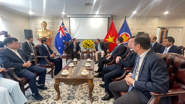 Đoàn công tác Việt Nam làm việc với Đại sứ quán tại Australia về hợp tác khoa học, công nghệ và công tác cộng đồng.