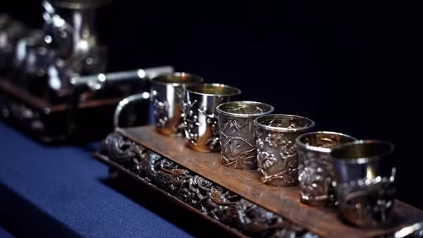 Các bộ đồ dùng bằng bạc do Trung Quốc sản xuất được trưng bày tại một triển lãm ở Bảo tàng Tây An, Trung Quốc. (Ảnh: Tân Hoa xã)