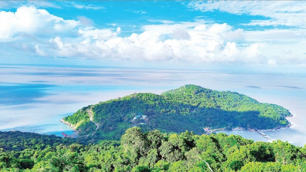 Cụm đảo Hòn Khoai sở hữu vị thế “độc nhất vô nhị” bao quát cả một vùng biển bao la.