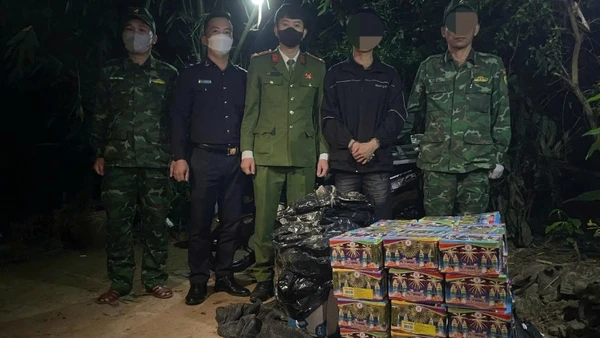 Đối tượng N.Q.B. bị bắt giữ cùng tang vật 557kg pháo lậu.