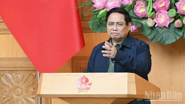 Thủ tướng Chính phủ Phạm Minh Chính phát biểu ý kiến chỉ đạo tại cuộc họp khẩn bàn giải pháp khắc phục hậu quả mưa lũ lịch sử ở miền trung. (Ảnh: Trần Hải)