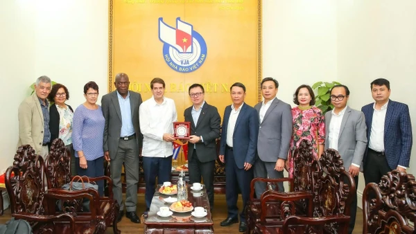 Tổng Biên tập Báo Nhân Dân, Chủ tịch Hội Nhà báo Việt Nam Lê Quốc Minh với Chủ tịch Hãng thông tấn Prensa Latina (Cuba) Jorge Leganoa Alonso và các đại biểu. (Ảnh SƠN HẢI)