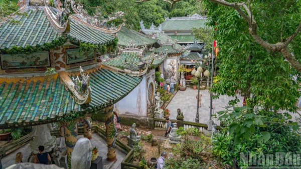 Chùa Linh Ứng-Ngũ Hành Sơn không chỉ là ngôi chùa lâu đời nhất tại danh thắng mà còn là một trong những điểm du lịch nổi tiếng tại Đà Nẵng.