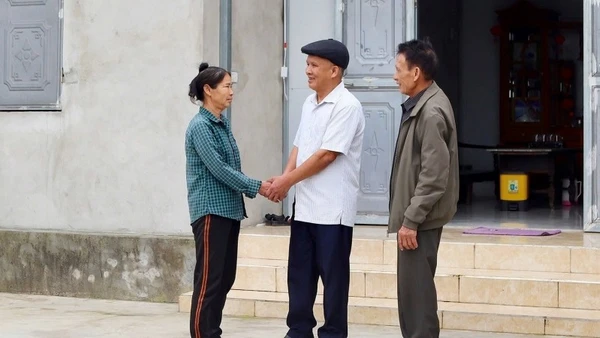 Ông Nguyễn Trọng Tơng ở thôn Thống Nhất, xã Lộc Hà tích cực vận động, hỗ trợ các gia đình khó khăn nỗ lực vươn lên, ổn định cuộc sống.