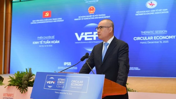 Đồng chí Phạm Đại Dương, Ủy viên Trung ương Đảng, Phó Trưởng Ban Chính sách, chiến lược Trung ương phát biểu đề dẫn phiên hội thảo chuyên đề kinh tế tuần hoàn và chuyển đổi xanh. (Ảnh: Thế Đại)