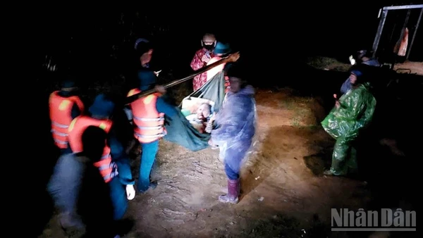 Lực lượng chức năng di dời khẩn cấp người dân trong đêm.