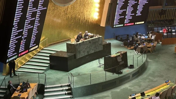 Chiều 24/12/2024 (giờ New York), Đại hội đồng Liên hợp quốc đã thông qua bằng đồng thuận Công ước Liên hợp quốc về chống tội phạm mạng. Theo quy định tại Điều 64 của Công ước, văn kiện này sẽ được mở ký tại Thủ đô Hà Nội trong năm 2025. Theo đó, Công ước có tên gọi là “Công ước Hà Nội”. (Ảnh: TTXVN)