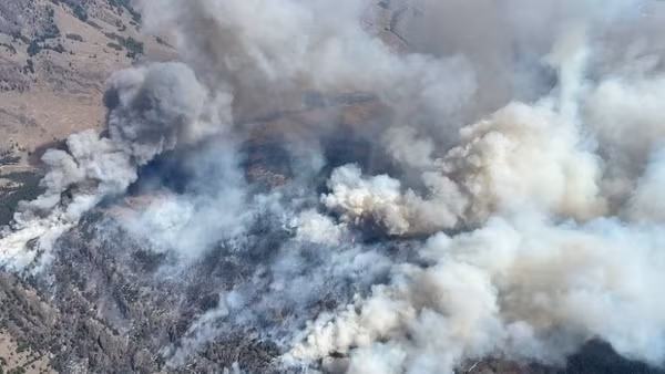 Khói bốc lên từ đám cháy rừng tại British Columbia, Canada năm 2024. (Ảnh: THX/TTXVN)