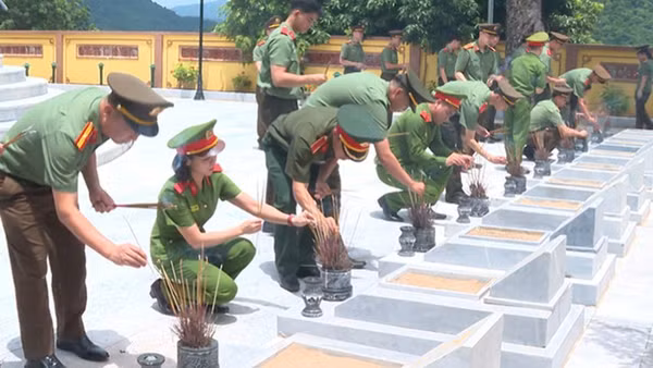 Thanh niên Công an dâng hương, viếng các liệt sĩ ở vùng thượng du Thanh Hóa.
