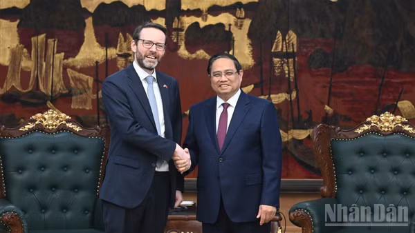 Thủ tướng Phạm Minh Chính và Đại sứ Liên hiệp Vương quốc Anh và Bắc Ireland tại Việt Nam Iain Frew.