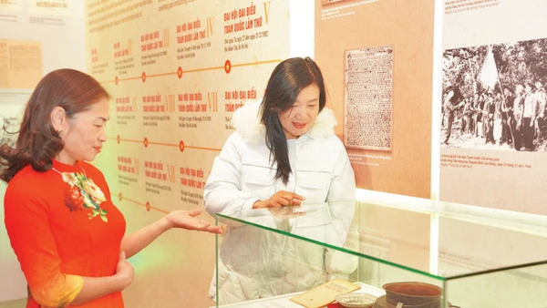 Nhiều hiện vật, tư liệu quý được trưng bày tại triển lãm Đảng Cộng sản Việt Nam - Từ Đại hội đến Đại hội.