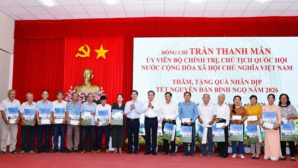 Chủ tịch Quốc hội Trần Thanh Mẫn tặng quà cho các gia đình chính sách trên địa bàn phường Bình Thủy, thành phố Cần Thơ. (Ảnh: TTXVN)