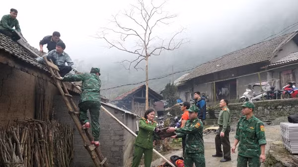 Các lực lượng chức năng hỗ trợ người dân xã biên giới Tùng Vài khắc phục hậu quả thiên tai.
