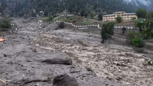 Hiện trường khu vực bị lũ quét tàn phá ở tỉnh Nuristan, miền đông Afghanistan, ngày 20/7/2026. (Ảnh: THX/TTXVN phát)