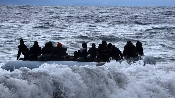 Người di cư trên thuyền ở ngoài khơi đảo Lesbos, Hy Lạp. (Ảnh tư liệu: THX/TTXVN)