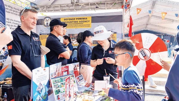 Người dân tham gia Ngày hội giao lưu hữu nghị Hoa Kỳ-Việt Nam. (Ảnh: Đại sứ quán Hoa Kỳ tại Việt Nam)