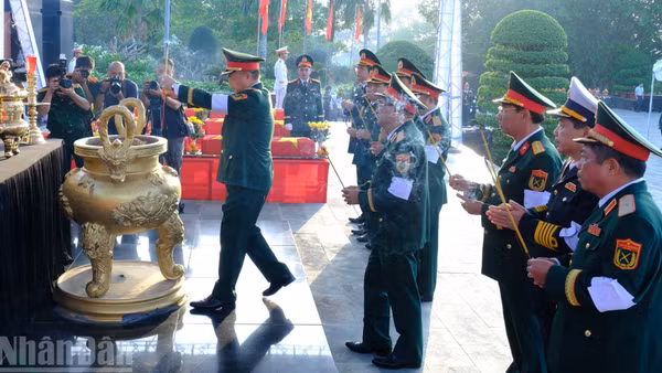 Lãnh đạo Bộ Quốc phòng đưa tiễn các liệt sĩ về nơi an nghỉ cuối cùng.