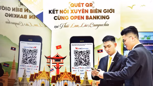 Khách hàng sử dụng dịch vụ của Ngân hàng Nam A Bank. (Ảnh: TRẦN AN)