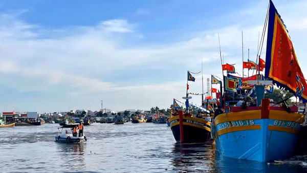 Bộ đội Biên phòng kiểm tra an toàn của các tàu cá trước khi ký giấy xuất bến.
