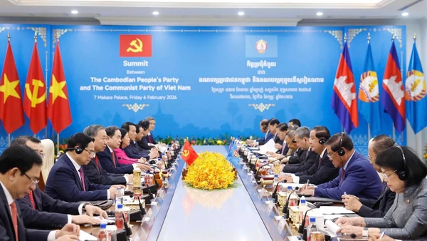 Tổng Bí thư Tô Lâm và Chủ tịch Đảng Nhân dân Campuchia Hun Sen đồng chủ trì Cuộc gặp giữa Bộ Chính trị Đảng Cộng sản Việt Nam và Ban Thường vụ Trung ương Đảng Nhân dân Campuchia. (Ảnh: Thống Nhất/TTXVN)