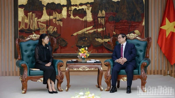 Thủ tướng Chính phủ Phạm Minh Chính tiếp Đại sứ Thái Lan tại Việt Nam Urawadee Sriphiromya. (Ảnh: Trần Hải)