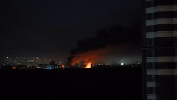 Khói và lửa bốc lên sau loạt tiếng nổ ở Kiev, Ukraine ngày 2/6/2026. (Ảnh: THX/TTXVN)