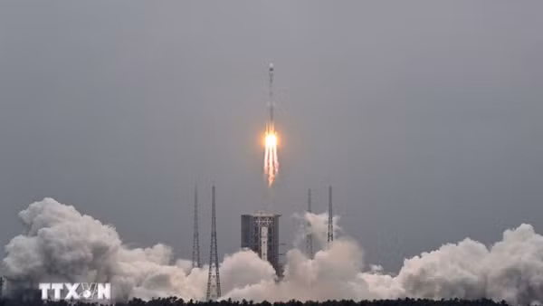 Tên lửa đẩy Trường Chinh-7 mang theo vệ tinh Dao Cảm-46 rời bệ phóng tại Trung tâm phóng tàu vũ trụ Văn Xương ở tỉnh Hải Nam, Trung Quốc ngày 3/11/2025. (Ảnh: THX/TTXVN)