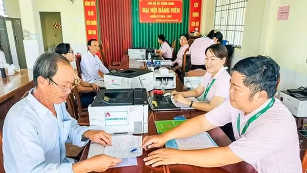 Việc tổ chức giao dịch tại xã và các khóm, ấp lân cận sau sáp nhập đã tạo điều kiện thuận lợi để người dân tiếp cận nguồn vốn tín dụng chính sách.