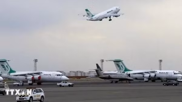 Các máy bay tại sân bay ở Iran. (Ảnh: IRNA/TTXVN)
