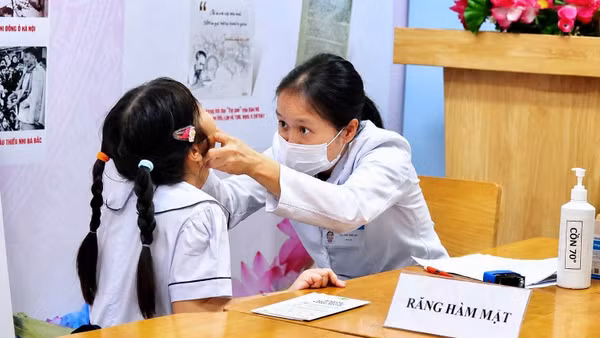 Bệnh viện Nhi đồng 2 triển khai khám sức khỏe cho học sinh. (Ảnh: Bệnh viện Nhi đồng 2 cung cấp)
