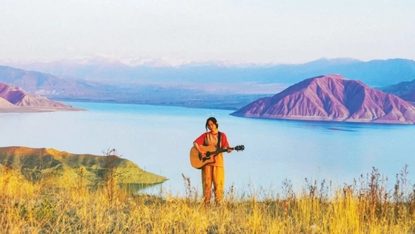 Một khoảnh khắc của Mai Hương trong chuyến đi khám phá khu vực hồ Toktogul Reservoir (Kyrgyzstan). (Ảnh nhân vật cung cấp)