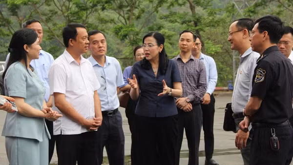 Đồng chí Nguyễn Thanh Hải, Ủy viên Trung ương Đảng, Chủ nhiệm Ủy ban Khoa học, Công nghệ và Môi trường của Quốc hội làm việc với các lực lượng chức năng khu vực cửa khẩu quốc tế Hữu Nghị.