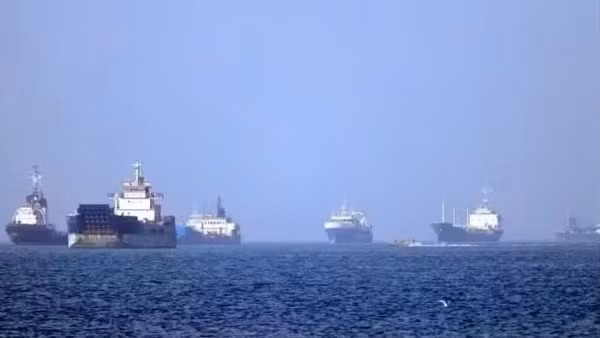 Tàu thuyền vận chuyển trên eo biển Hormuz. (Ảnh: THX/TTXVN)