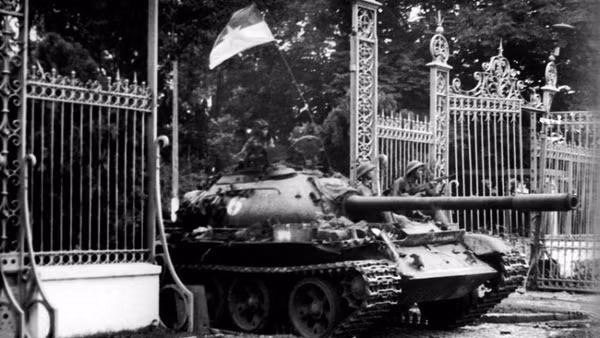 11 giờ 30 phút ngày 30/4/1975, xe tăng quân Giải phóng băng qua cánh cổng sắt, đánh chiếm Phủ Tổng thống ngụy Sài Gòn, sào huyệt cuối cùng của quân địch, kết thúc oanh liệt cuộc trường chinh 30 năm chống ngoại xâm của dân tộc. (Ảnh: Mai Hưởng/TTXVN]