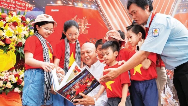 Nghệ sĩ nhiếp ảnh Nguyễn Á (áo trắng) giới thiệu sách ảnh tới công chúng.