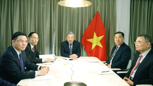 Tổng Bí thư Tô Lâm điện đàm với Thượng nghị sĩ Hoa Kỳ Steve Daines. (Ảnh: Thống Nhất/TTXVN)